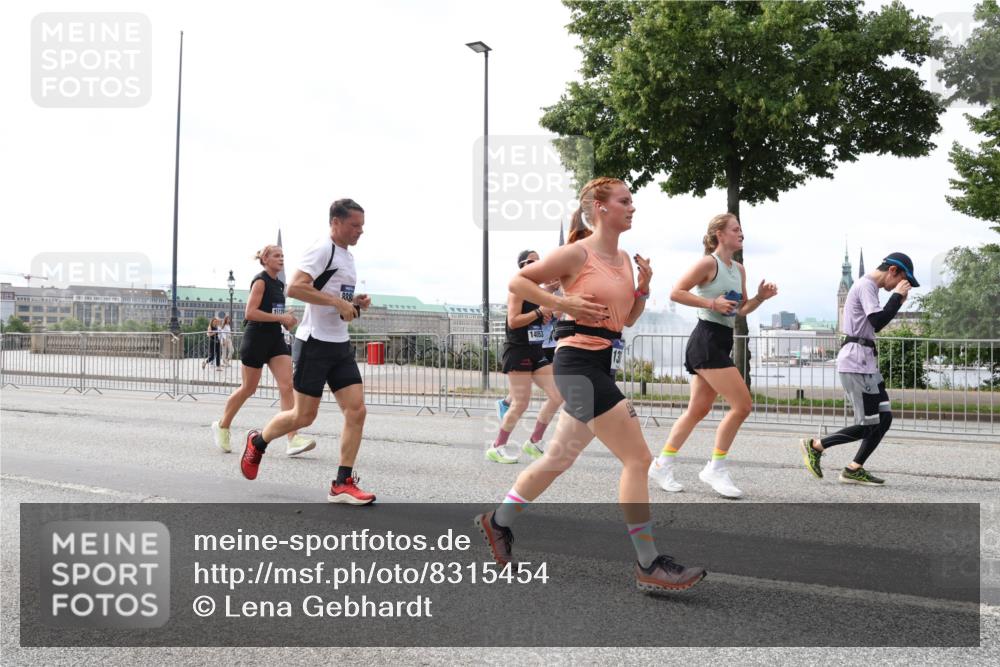 29.06.2025 - hella hamburg halbmarathon Lena Gebhardt http://msf.ph/oto/8315454 29.06.2025 10:22:18 Lombardsbrücke 15129, 888, 14053, 1003, 1187, 1191, 1250, 1294, 1419, 1598, 1958, 1963, 2009, 2022, 2063, 2351, 2514, 2744, 2886, 3050, 3108, 3172, 3430, 3457, 3458, 3511, 3606, 3768, 3910, 3946, 3995, 4046, 4113, 4114, 4131, 4366, 4556, 4559, 4829, 4969, 4970, 5079, 5641, 5798, 5838, 6030, 6048, 6049, 6303, 6307, 6347, 6676, 6820, 6826, 6881, 6899, 6977, 7097, 7162, 7794, 8431, 8511, 8855, 8860, 8884, 8931, 8954, 8959, 9002, 9062 meine-sportfotos.de