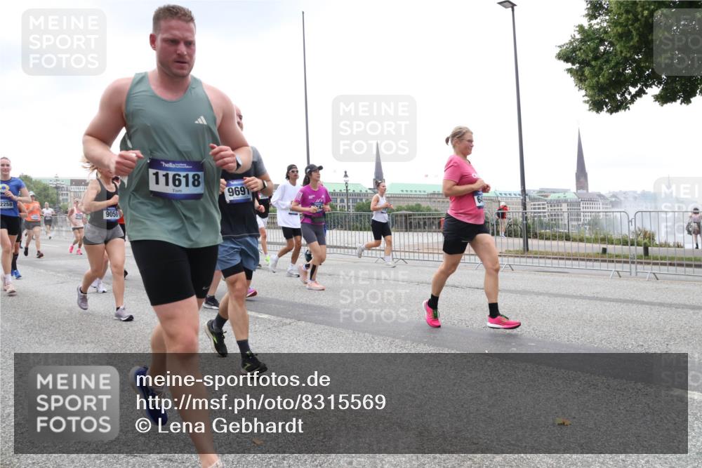 29.06.2025 - hella hamburg halbmarathon Lena Gebhardt http://msf.ph/oto/8315569 29.06.2025 10:47:09 Lombardsbrücke 2258, 9050, 11618, 969, 1073, 1185, 1286, 1363, 1463, 1523, 1593, 1607, 1704, 1720, 1961, 1999, 2148, 2162, 2211, 2320, 2327, 2537, 2555, 2556, 2665, 2981, 2994, 3277, 3406, 3407, 3823, 4184, 4202, 4239, 4296, 4325, 4342, 4483, 4806, 4895, 5111, 5114, 5700, 5796, 5895, 5953, 6255, 6256, 6485, 6496, 6740, 6879, 6995, 7073, 7412, 7430, 7431, 7630, 7631, 7827, 8105, 8131, 8486, 8553, 8684, 8706, 8915, 8953, 8967, 9018 meine-sportfotos.de