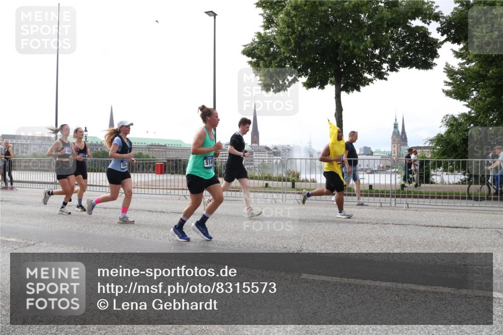 29.06.2025 - hella hamburg halbmarathon Lena Gebhardt http://msf.ph/oto/8315573 29.06.2025 10:37:25 Lombardsbrücke 358, 514, 1022, 1276, 1337, 1339, 1488, 1490, 1597, 1819, 2016, 2031, 2072, 2104, 2199, 2272, 2480, 2486, 2640, 2853, 3127, 3165, 3230, 3633, 3714, 4097, 4347, 4733, 5146, 5171, 5186, 5224, 5538, 5560, 5640, 5786, 5790, 5875, 5940, 6172, 6243, 6584, 6804, 6821, 6955, 7085, 7124, 7202, 7235, 7544, 7707, 7777, 7823, 8007, 8257, 8258, 8315, 8758, 8811, 8843, 9054, 9055, 9524, 10506, 12123, 12254, 12472, 12824, 16680, 17798 meine-sportfotos.de