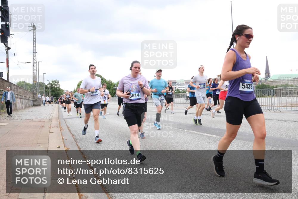 29.06.2025 - hella hamburg halbmarathon Lena Gebhardt http://msf.ph/oto/8315625 29.06.2025 10:56:49 Lombardsbrücke 5911, 3614, 14711, 4118, 9910, 5438, 1047, 1113, 1207, 2143, 2307, 2871, 2887, 2915, 2932, 2991, 3348, 3387, 3418, 3438, 3470, 3485, 3516, 3517, 3520, 3614, 3675, 3676, 3953, 3987, 4094, 4118, 4241, 4568, 4569, 4773, 5057, 5237, 5438, 5589, 5693, 5911, 5944, 6284, 6348, 6349, 6690, 6981, 7090, 7307, 7381, 7416, 7417, 7711, 7964, 8039, 8108, 8150, 8197, 8546, 8606, 8766, 8939, 8943, 9172, 9210, 9298, 9299, 9383, 9910, 10555, 10569, 10571 meine-sportfotos.de