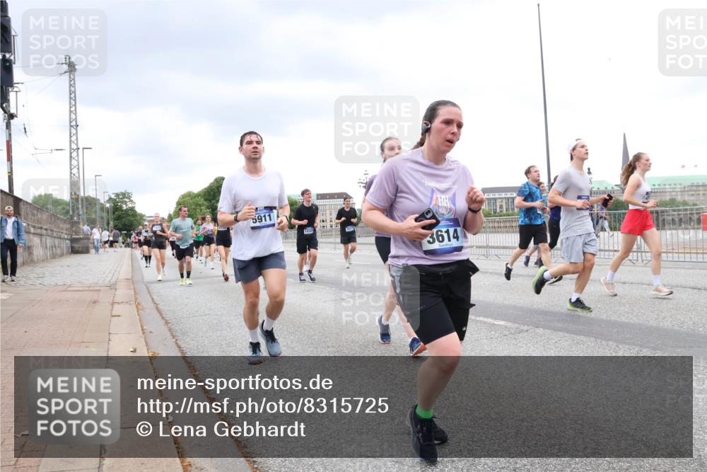 29.06.2025 - hella hamburg halbmarathon Lena Gebhardt http://msf.ph/oto/8315725 29.06.2025 10:56:50 Lombardsbrücke 5911, 1232, 3614, 1047, 1207, 2143, 2307, 2871, 2887, 2915, 2932, 2991, 3348, 3387, 3418, 3438, 3470, 3485, 3516, 3517, 3520, 3614, 3675, 3676, 3953, 3987, 4094, 4118, 4241, 4568, 4569, 4773, 5057, 5237, 5438, 5589, 5911, 5944, 6284, 6348, 6349, 6690, 6832, 6981, 7090, 7307, 7381, 7416, 7417, 7592, 7711, 7964, 8039, 8108, 8150, 8197, 8224, 8546, 8606, 8679, 8766, 8939, 8943, 9172, 9210, 9298, 9299, 9383, 9910, 10555, 10569, 10571 meine-sportfotos.de