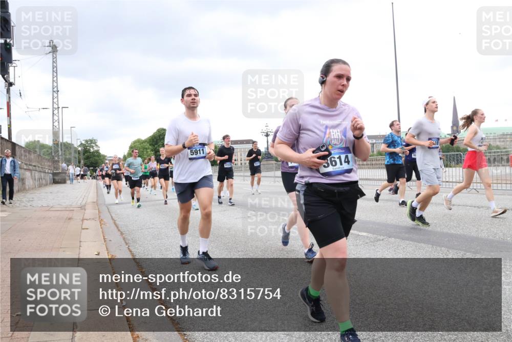 29.06.2025 - hella hamburg halbmarathon Lena Gebhardt http://msf.ph/oto/8315754 29.06.2025 10:56:50 Lombardsbrücke 5911, 12328, 3517, 3614, 1047, 1207, 2143, 2307, 2871, 2887, 2915, 2932, 2991, 3348, 3387, 3418, 3438, 3470, 3485, 3516, 3517, 3520, 3614, 3675, 3676, 3953, 3987, 4094, 4118, 4241, 4568, 4569, 4773, 5057, 5237, 5438, 5589, 5911, 5944, 6284, 6348, 6349, 6690, 6832, 6981, 7090, 7307, 7381, 7416, 7417, 7592, 7711, 7964, 8039, 8108, 8150, 8197, 8224, 8546, 8606, 8679, 8766, 8939, 8943, 9172, 9210, 9298, 9299, 9383, 9910, 10555, 10569, 10571 meine-sportfotos.de