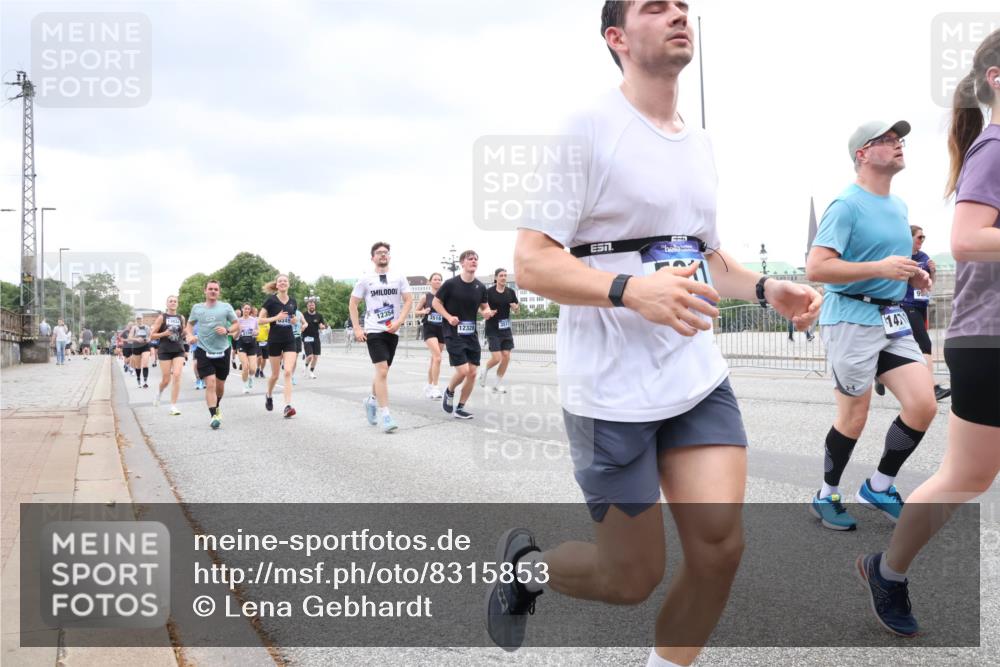 29.06.2025 - hella hamburg halbmarathon Lena Gebhardt http://msf.ph/oto/8315853 29.06.2025 10:56:51 Lombardsbrücke 1047, 1207, 2143, 2307, 2871, 2887, 2915, 2932, 2991, 3348, 3387, 3418, 3438, 3470, 3485, 3516, 3517, 3520, 3614, 3675, 3676, 3953, 3987, 4094, 4118, 4241, 4485, 4568, 4569, 4611, 4773, 5057, 5237, 5438, 5589, 5911, 5944, 6053, 6284, 6348, 6349, 6690, 6832, 6981, 7090, 7307, 7381, 7416, 7417, 7592, 7711, 7964, 8039, 8108, 8150, 8197, 8224, 8546, 8606, 8679, 8766, 8939, 8943, 9172, 9210, 9298, 9299, 9383, 9910, 10555, 10569, 10571 meine-sportfotos.de