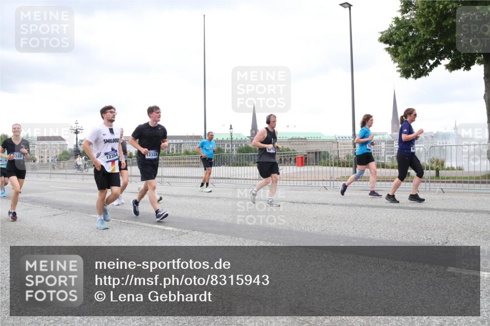 29.06.2025 - hella hamburg halbmarathon Lena Gebhardt http://msf.ph/oto/8315943 29.06.2025 10:56:52 Lombardsbrücke 15215, 6349, 12354, 12328, 1047, 1207, 2143, 2307, 2871, 2887, 2915, 2932, 2991, 3348, 3387, 3418, 3438, 3470, 3485, 3516, 3517, 3520, 3614, 3675, 3676, 3953, 3987, 4094, 4118, 4241, 4485, 4568, 4569, 4611, 4773, 4998, 5057, 5237, 5438, 5589, 5639, 5911, 5944, 6053, 6284, 6348, 6349, 6690, 6832, 6981, 7090, 7307, 7381, 7416, 7417, 7592, 7711, 7964, 8039, 8108, 8150, 8197, 8224, 8546, 8606, 8679, 8939, 8943, 9172, 9210, 9298, 9299, 9910, 10555, 10569, 10571 meine-sportfotos.de