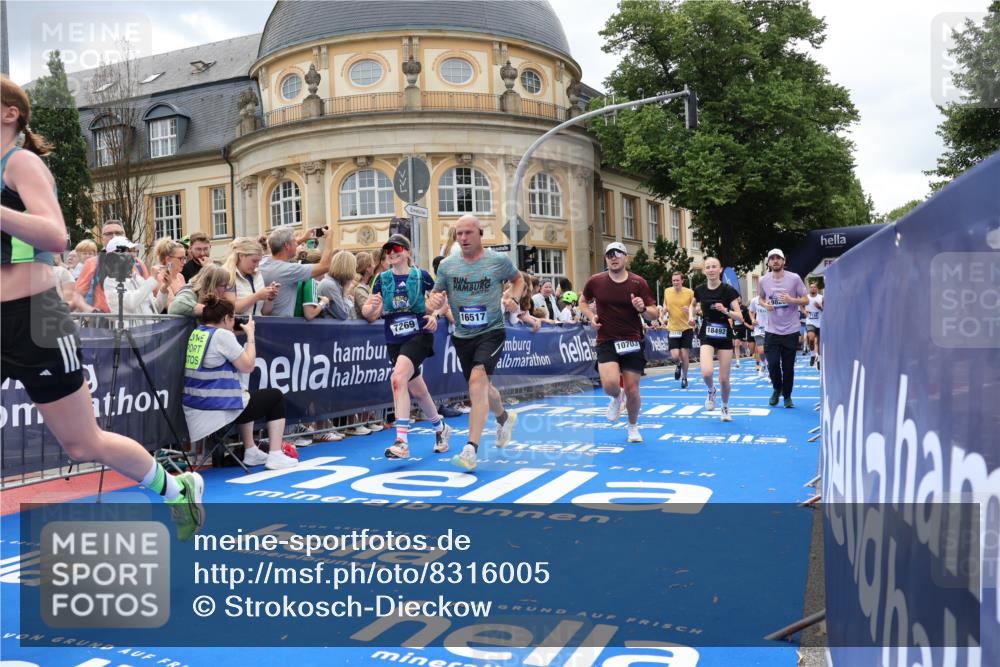 29.06.2025 - hella hamburg halbmarathon Strokosch-Dieckow http://msf.ph/oto/8316005 29.06.2025 10:57:52 Ziel 1200, 1972, 2025, 2034, 2806, 2883, 3093, 3575, 4579, 5391, 6531, 7138, 7159, 7189, 7269, 8089, 9820, 10599, 10703, 11394, 12378, 12440, 12523, 13376, 13465, 14737, 14881, 15349, 15527, 16517, 17543, 18492, 18727, 18762 meine-sportfotos.de