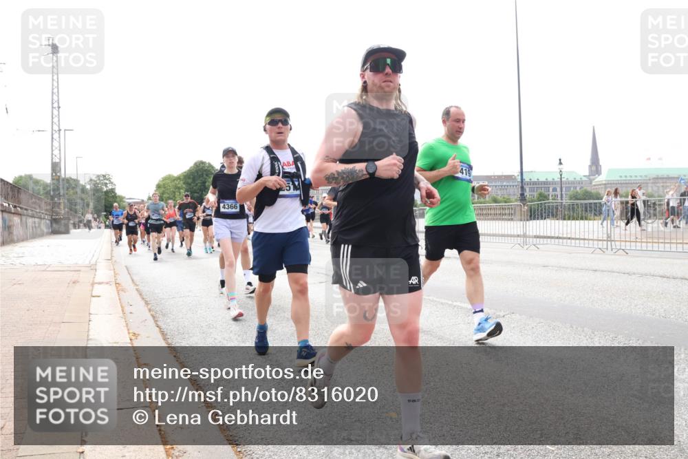 29.06.2025 - hella hamburg halbmarathon Lena Gebhardt http://msf.ph/oto/8316020 29.06.2025 10:22:21 Lombardsbrücke 4366, 419, 1003, 1187, 1294, 1419, 1598, 1963, 2009, 2022, 2063, 2351, 2479, 2514, 2744, 2886, 3050, 3108, 3172, 3430, 3457, 3458, 3511, 3606, 3768, 3910, 3946, 3995, 4046, 4113, 4114, 4131, 4366, 4556, 4559, 4829, 4969, 4970, 5079, 5641, 5798, 5838, 6030, 6048, 6049, 6303, 6307, 6347, 6676, 6820, 6826, 6881, 6899, 6977, 7097, 7162, 7276, 7794, 8355, 8431, 8511, 8855, 8860, 8884, 8931, 8954, 9002, 9062 meine-sportfotos.de