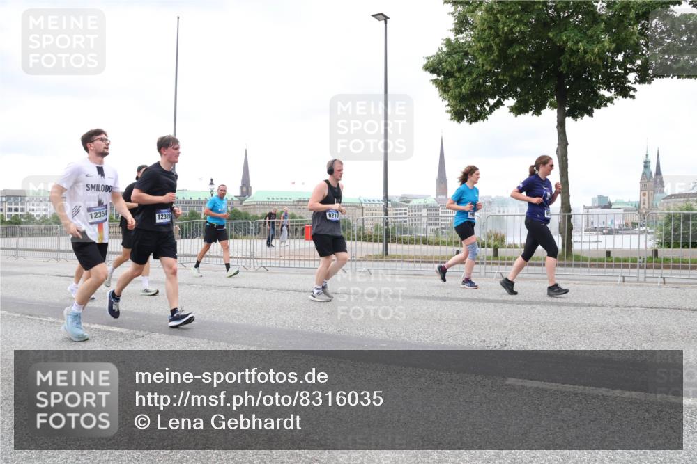 29.06.2025 - hella hamburg halbmarathon Lena Gebhardt http://msf.ph/oto/8316035 29.06.2025 10:56:52 Lombardsbrücke 12354, 12328, 9210, 1047, 1207, 2143, 2307, 2871, 2887, 2915, 2932, 2991, 3348, 3387, 3418, 3438, 3470, 3485, 3516, 3517, 3520, 3614, 3675, 3676, 3953, 3987, 4094, 4118, 4241, 4485, 4568, 4569, 4611, 4773, 4998, 5057, 5237, 5438, 5589, 5639, 5911, 5944, 6053, 6284, 6348, 6349, 6690, 6832, 6981, 7090, 7307, 7381, 7416, 7417, 7592, 7711, 7964, 8039, 8108, 8150, 8197, 8224, 8546, 8606, 8679, 8939, 8943, 9172, 9210, 9298, 9299, 9910, 10555, 10569, 10571 meine-sportfotos.de