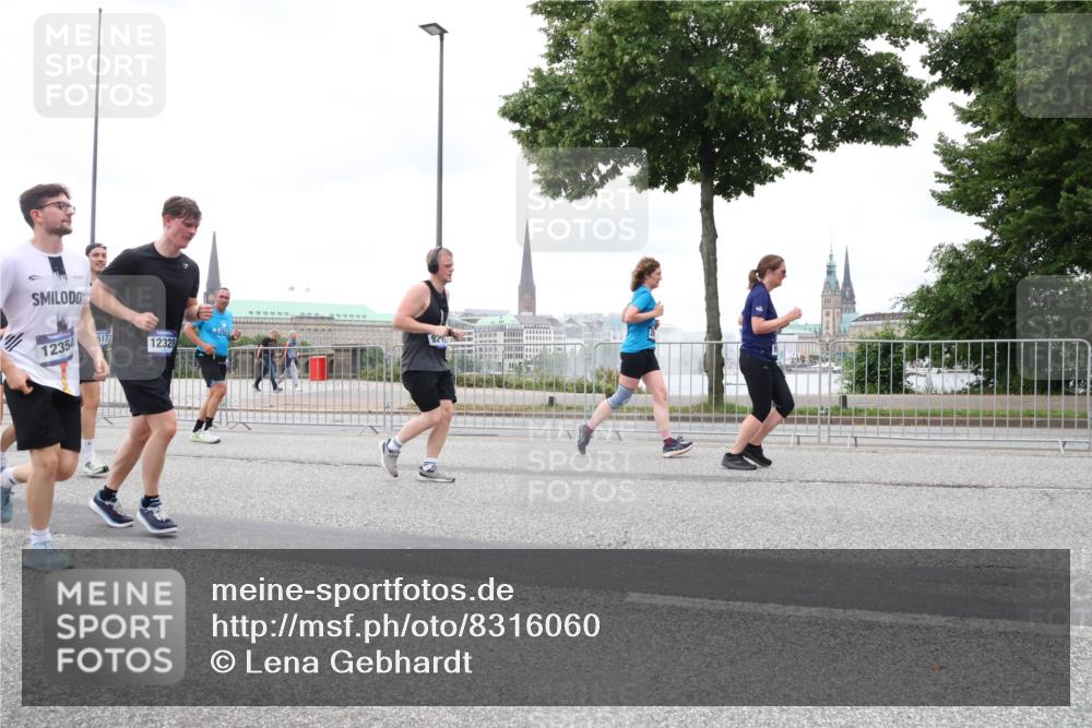 29.06.2025 - hella hamburg halbmarathon Lena Gebhardt http://msf.ph/oto/8316060 29.06.2025 10:56:52 Lombardsbrücke 12354, 517, 12328, 1047, 1207, 2143, 2307, 2871, 2887, 2915, 2932, 2991, 3348, 3387, 3418, 3438, 3470, 3485, 3516, 3517, 3520, 3614, 3675, 3676, 3953, 3987, 4094, 4118, 4241, 4485, 4568, 4569, 4611, 4773, 4998, 5057, 5237, 5438, 5589, 5639, 5911, 5944, 6053, 6284, 6348, 6349, 6690, 6832, 6981, 7090, 7307, 7381, 7416, 7417, 7592, 7711, 7964, 8039, 8108, 8150, 8197, 8224, 8546, 8606, 8679, 8939, 8943, 9172, 9210, 9298, 9299, 9910, 10555, 10569, 10571 meine-sportfotos.de