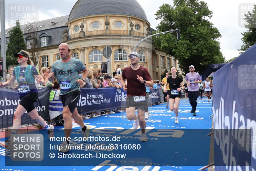 29.06.2025 - hella hamburg halbmarathon Strokosch-Dieckow http://msf.ph/oto/8316080 29.06.2025 10:57:52 Ziel 1200, 1972, 2025, 2034, 2806, 2883, 3093, 3575, 4579, 5391, 6531, 7138, 7159, 7189, 7269, 8089, 9820, 10599, 10703, 11394, 12378, 12440, 12523, 13376, 13465, 14737, 14881, 15349, 15527, 16517, 17543, 18492, 18727, 18762 meine-sportfotos.de