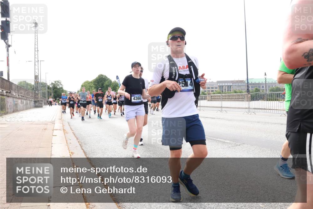 29.06.2025 - hella hamburg halbmarathon Lena Gebhardt http://msf.ph/oto/8316093 29.06.2025 10:22:21 Lombardsbrücke 4366, 25, 14, 1003, 1187, 1294, 1419, 1598, 1963, 2009, 2022, 2063, 2351, 2479, 2514, 2744, 2886, 3050, 3108, 3172, 3430, 3457, 3458, 3511, 3606, 3768, 3910, 3946, 3995, 4046, 4113, 4114, 4131, 4366, 4556, 4559, 4829, 4969, 4970, 5079, 5641, 5798, 5838, 6030, 6048, 6049, 6303, 6307, 6347, 6676, 6820, 6826, 6881, 6899, 6977, 7097, 7162, 7276, 7794, 8355, 8431, 8511, 8855, 8860, 8884, 8931, 8954, 9002, 9062 meine-sportfotos.de