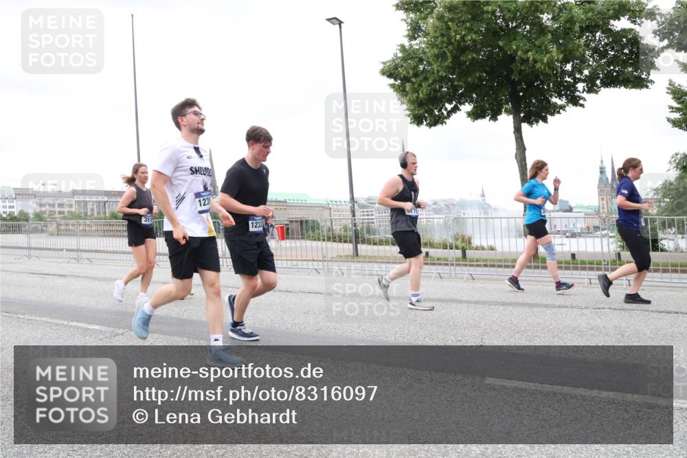 29.06.2025 - hella hamburg halbmarathon Lena Gebhardt http://msf.ph/oto/8316097 29.06.2025 10:56:53 Lombardsbrücke 1235, 1232, 1047, 1207, 2143, 2307, 2871, 2887, 2932, 2991, 3348, 3387, 3418, 3438, 3470, 3485, 3516, 3517, 3520, 3614, 3675, 3676, 3953, 3987, 4094, 4118, 4241, 4485, 4568, 4569, 4611, 4773, 4998, 5057, 5237, 5438, 5589, 5639, 5911, 5944, 6053, 6284, 6348, 6349, 6832, 6981, 7090, 7307, 7381, 7416, 7417, 7592, 7711, 7964, 8039, 8108, 8150, 8197, 8224, 8546, 8606, 8679, 8939, 8943, 9172, 9210, 9298, 9299, 9910, 10555, 10569, 10571 meine-sportfotos.de
