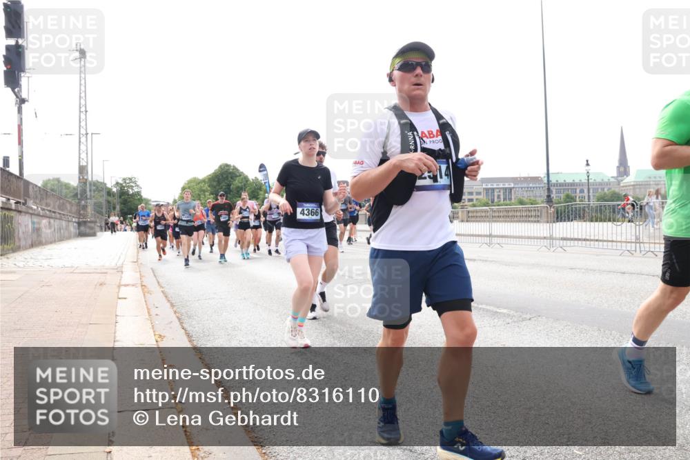 29.06.2025 - hella hamburg halbmarathon Lena Gebhardt http://msf.ph/oto/8316110 29.06.2025 10:22:21 Lombardsbrücke 4366, 1003, 1187, 1294, 1419, 1598, 1963, 2009, 2022, 2063, 2351, 2479, 2514, 2744, 2886, 3050, 3108, 3172, 3430, 3457, 3458, 3511, 3606, 3768, 3910, 3946, 3995, 4046, 4113, 4114, 4131, 4366, 4556, 4559, 4829, 4969, 4970, 5079, 5641, 5798, 5838, 6030, 6048, 6049, 6303, 6307, 6347, 6676, 6820, 6826, 6881, 6899, 6977, 7097, 7162, 7276, 7794, 8355, 8431, 8511, 8855, 8860, 8884, 8931, 8954, 9002, 9062 meine-sportfotos.de