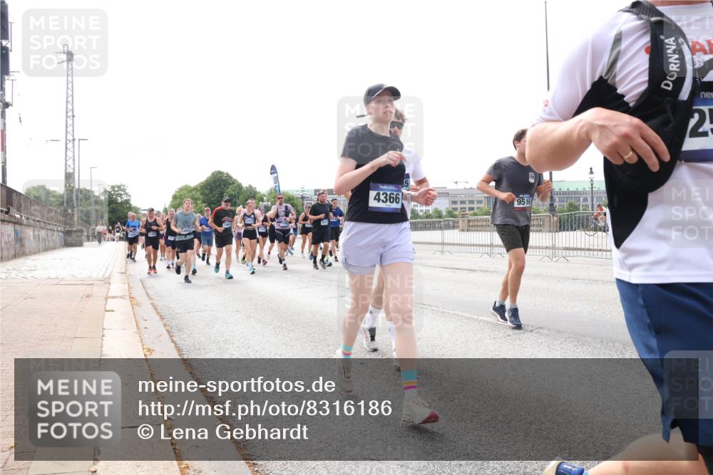 29.06.2025 - hella hamburg halbmarathon Lena Gebhardt http://msf.ph/oto/8316186 29.06.2025 10:22:22 Lombardsbrücke 4366, 5, 9516, 25, 1003, 1187, 1294, 1419, 1598, 1963, 2009, 2022, 2063, 2294, 2351, 2479, 2514, 2744, 2886, 3050, 3108, 3172, 3430, 3457, 3458, 3511, 3606, 3768, 3910, 3946, 4046, 4113, 4114, 4131, 4366, 4556, 4559, 4829, 4969, 4970, 5079, 5343, 5641, 5798, 5838, 6030, 6048, 6049, 6303, 6307, 6347, 6676, 6820, 6826, 6881, 6899, 6977, 7097, 7162, 7188, 7190, 7276, 7794, 8355, 8431, 8511, 8855, 8860, 8884, 8931, 8954, 9002, 9062 meine-sportfotos.de