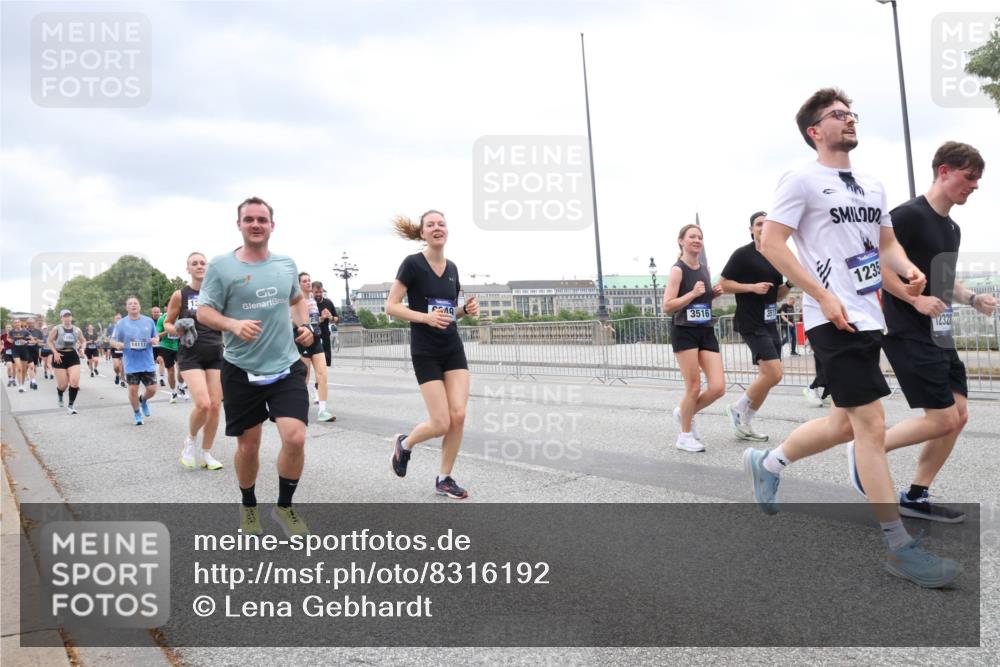 29.06.2025 - hella hamburg halbmarathon Lena Gebhardt http://msf.ph/oto/8316192 29.06.2025 10:56:53 Lombardsbrücke 14117, 249, 3516, 1235, 12328, 1047, 1207, 2143, 2307, 2871, 2887, 2932, 2991, 3348, 3387, 3418, 3438, 3470, 3485, 3516, 3517, 3520, 3614, 3675, 3676, 3953, 3987, 4094, 4118, 4241, 4485, 4568, 4569, 4611, 4773, 4998, 5057, 5237, 5438, 5589, 5639, 5911, 5944, 6053, 6284, 6348, 6349, 6832, 6981, 7090, 7307, 7381, 7416, 7417, 7592, 7711, 7964, 8039, 8108, 8150, 8197, 8224, 8546, 8606, 8679, 8939, 8943, 9172, 9210, 9298, 9299, 9910, 10555, 10569, 10571 meine-sportfotos.de