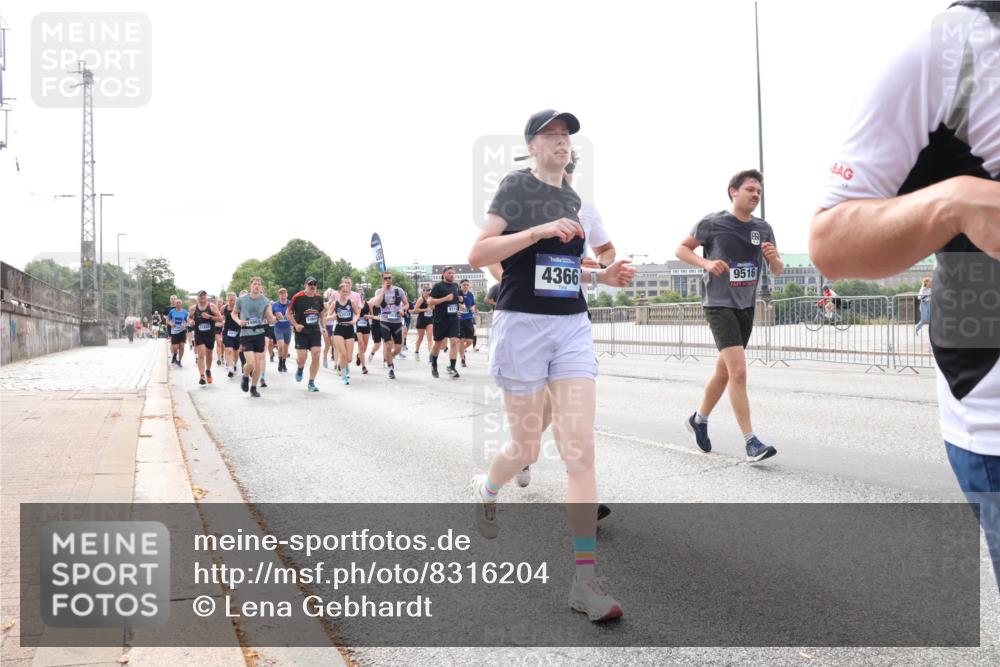 29.06.2025 - hella hamburg halbmarathon Lena Gebhardt http://msf.ph/oto/8316204 29.06.2025 10:22:22 Lombardsbrücke 14, 4366, 9516, 1003, 1187, 1294, 1419, 1598, 1963, 2009, 2022, 2063, 2294, 2351, 2479, 2514, 2744, 2886, 3050, 3108, 3172, 3430, 3457, 3458, 3511, 3606, 3768, 3910, 3946, 4046, 4113, 4114, 4131, 4366, 4556, 4559, 4829, 4969, 4970, 5079, 5343, 5641, 5798, 5838, 6030, 6048, 6049, 6303, 6307, 6347, 6676, 6820, 6826, 6881, 6899, 6977, 7097, 7162, 7188, 7190, 7276, 7794, 8355, 8431, 8511, 8855, 8860, 8884, 8931, 8954, 9002, 9062 meine-sportfotos.de