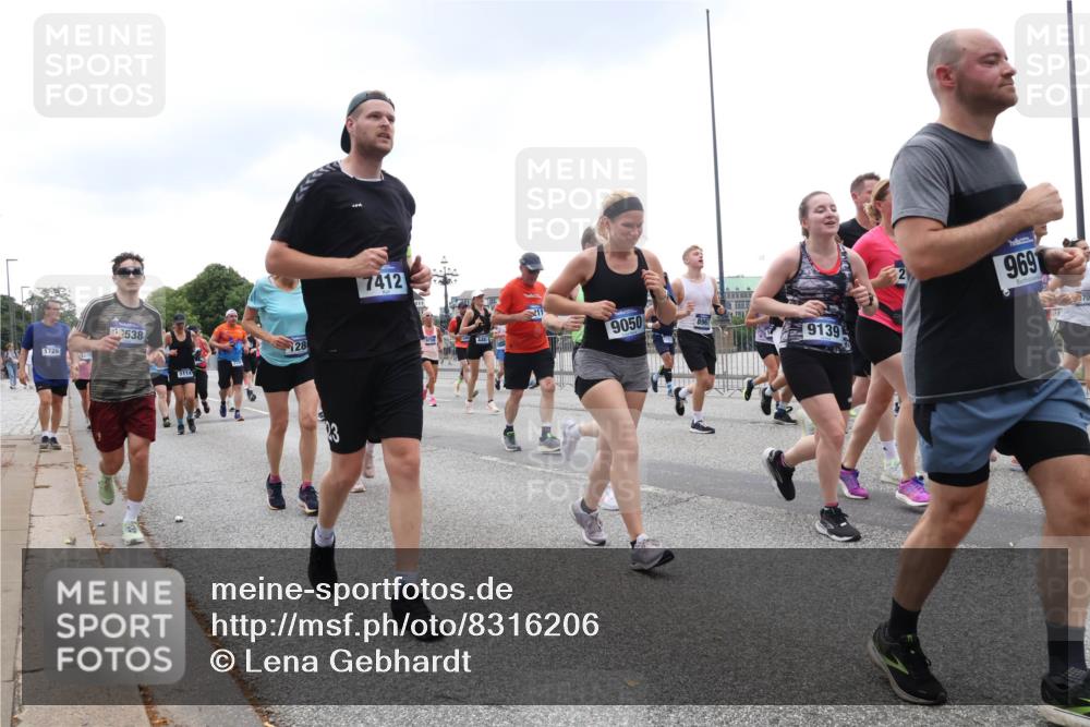 29.06.2025 - hella hamburg halbmarathon Lena Gebhardt http://msf.ph/oto/8316206 29.06.2025 10:47:10 Lombardsbrücke 1720, 538, 5114, 28, 7412, 9050, 9139, 9691, 370, 1073, 1185, 1286, 1363, 1463, 1523, 1593, 1607, 1704, 1720, 1961, 1999, 2148, 2162, 2211, 2320, 2327, 2537, 2555, 2556, 2665, 2981, 2994, 3277, 3406, 3407, 3823, 4184, 4202, 4239, 4296, 4325, 4342, 4483, 4806, 4895, 4974, 4975, 5111, 5114, 5700, 5796, 5895, 5953, 6255, 6256, 6485, 6496, 6740, 6879, 6995, 7073, 7412, 7430, 7431, 7630, 7631, 7827, 8105, 8131, 8486, 8553, 8684, 8706, 8915, 8953, 8967, 9018 meine-sportfotos.de