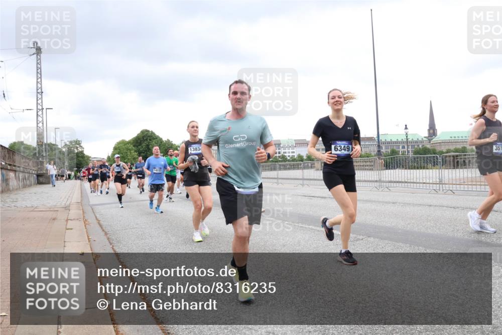 29.06.2025 - hella hamburg halbmarathon Lena Gebhardt http://msf.ph/oto/8316235 29.06.2025 10:56:53 Lombardsbrücke 14117, 1383, 6349, 351, 1047, 1207, 2143, 2307, 2871, 2887, 2932, 2991, 3348, 3387, 3418, 3438, 3470, 3485, 3516, 3517, 3520, 3614, 3675, 3676, 3953, 3987, 4094, 4118, 4241, 4485, 4568, 4569, 4611, 4773, 4998, 5057, 5237, 5438, 5589, 5639, 5911, 5944, 6053, 6284, 6348, 6349, 6832, 6981, 7090, 7307, 7381, 7416, 7417, 7592, 7711, 7964, 8039, 8108, 8150, 8197, 8224, 8546, 8606, 8679, 8939, 8943, 9172, 9210, 9298, 9299, 9910, 10555, 10569, 10571 meine-sportfotos.de