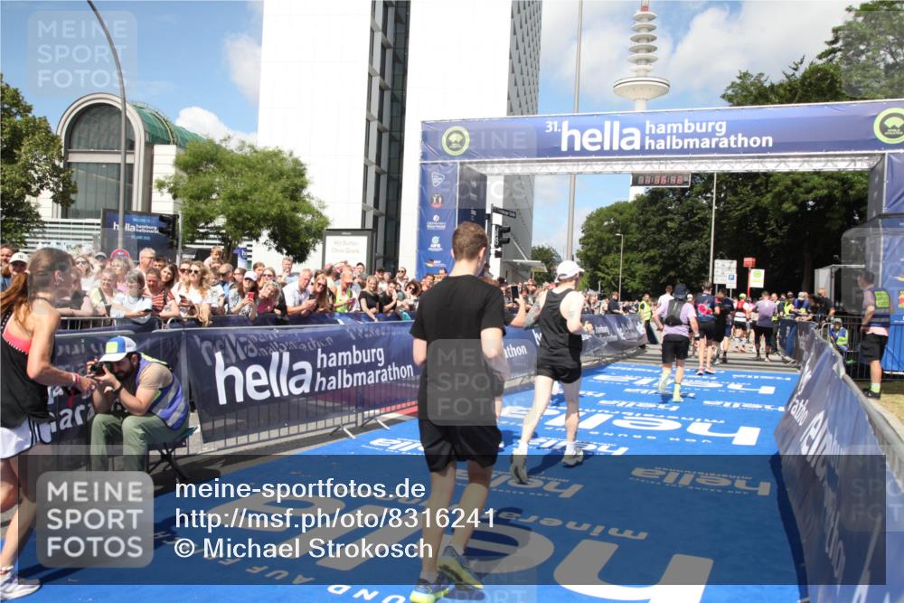 29.06.2025 - hella hamburg halbmarathon Michael Strokosch http://msf.ph/oto/8316241 29.06.2025 11:36:40 Ziel 1819, 2853, 3558, 3920, 4385, 7695, 7696, 8356, 9628, 10027, 13462, 15820, 15827, 16032, 17156, 17609, 17793, 18809 meine-sportfotos.de