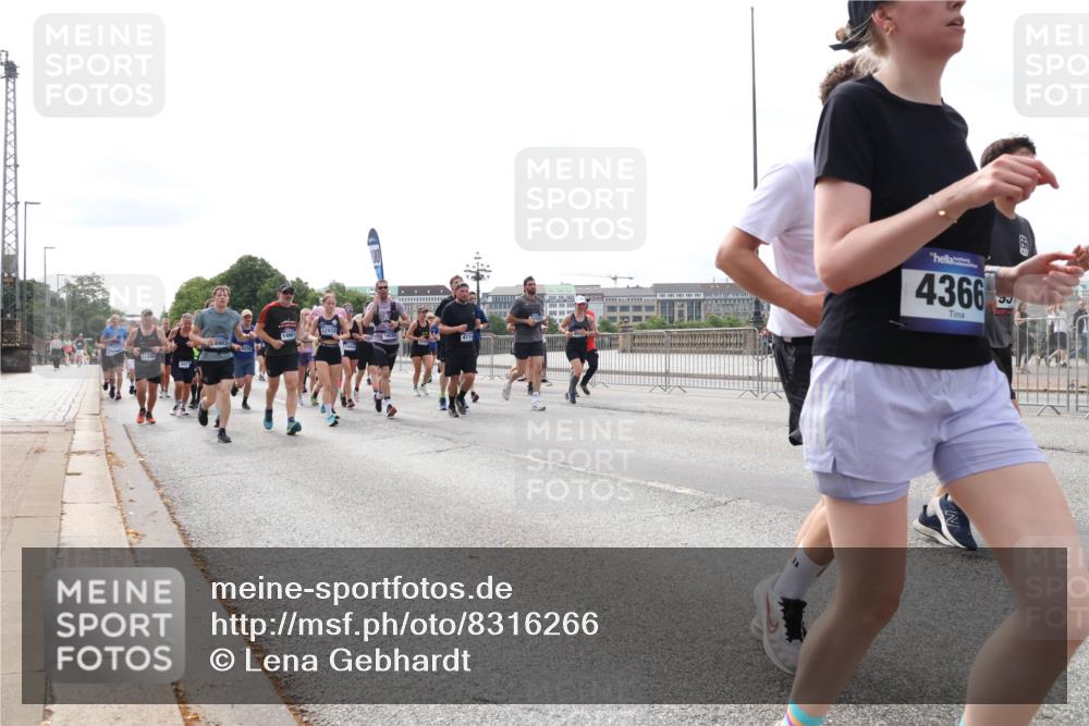 29.06.2025 - hella hamburg halbmarathon Lena Gebhardt http://msf.ph/oto/8316266 29.06.2025 10:22:23 Lombardsbrücke 12933, 4903, 4114, 4366, 1003, 1187, 1294, 1419, 1598, 1963, 2009, 2022, 2063, 2294, 2351, 2479, 2514, 2744, 2886, 3050, 3108, 3172, 3430, 3457, 3458, 3511, 3601, 3606, 3768, 3910, 3946, 4046, 4113, 4114, 4131, 4366, 4556, 4559, 4829, 4969, 4970, 5079, 5343, 5641, 5798, 5838, 6030, 6048, 6049, 6303, 6307, 6347, 6676, 6820, 6826, 6881, 6899, 6977, 7097, 7162, 7188, 7190, 7276, 7529, 7794, 8355, 8431, 8511, 8855, 8860, 8884, 8931, 8954, 9002, 9256 meine-sportfotos.de