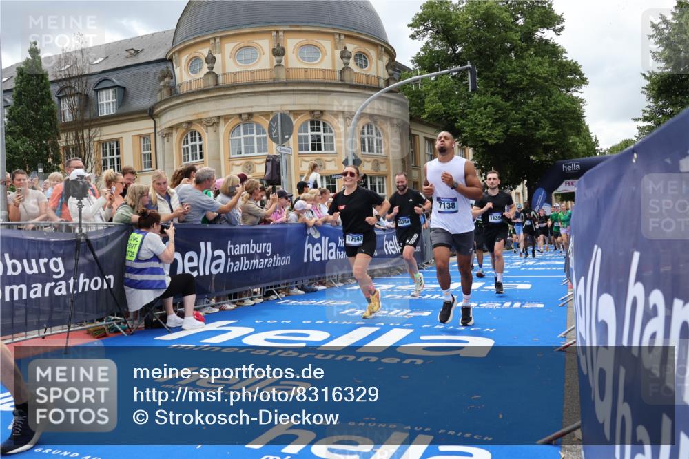 29.06.2025 - hella hamburg halbmarathon Strokosch-Dieckow http://msf.ph/oto/8316329 29.06.2025 10:57:55 Ziel 1200, 2025, 2806, 2883, 3093, 3141, 3575, 4579, 6531, 7138, 7159, 7189, 7269, 8089, 9820, 10036, 10703, 11394, 11832, 12378, 12523, 12773, 13376, 13465, 14881, 15090, 15349, 15527, 16517, 17543, 18492, 18762 meine-sportfotos.de