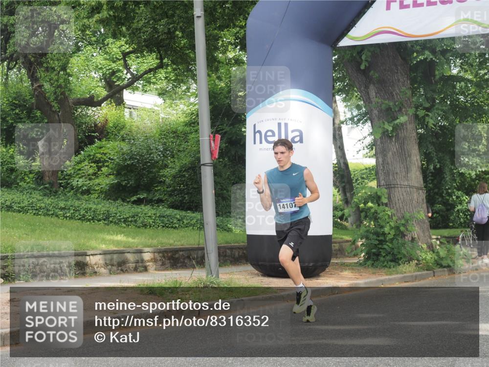 29.06.2025 - hella hamburg halbmarathon KatJ http://msf.ph/oto/8316352 29.06.2025 10:15:49 Zwischen KM18-KM19 2483, 4338, 8376 meine-sportfotos.de