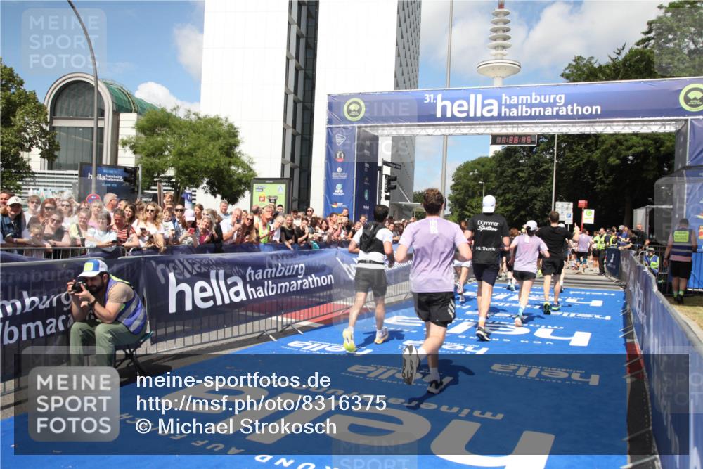 29.06.2025 - hella hamburg halbmarathon Michael Strokosch http://msf.ph/oto/8316375 29.06.2025 11:36:43 Ziel 2853, 3920, 4385, 4449, 7696, 8249, 8356, 8985, 10027, 15820, 16032, 17156, 17609, 17749, 17793, 18091, 18809 meine-sportfotos.de