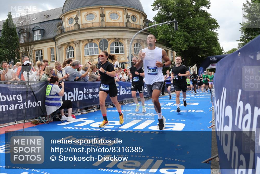 29.06.2025 - hella hamburg halbmarathon Strokosch-Dieckow http://msf.ph/oto/8316385 29.06.2025 10:57:56 Ziel 1200, 2025, 2806, 2883, 3093, 3141, 3575, 4579, 6531, 6892, 7138, 7159, 7189, 8089, 9820, 10036, 11394, 11832, 12378, 12773, 13376, 13465, 14881, 15090, 15349, 15527, 16517, 17543, 18492, 18762 meine-sportfotos.de