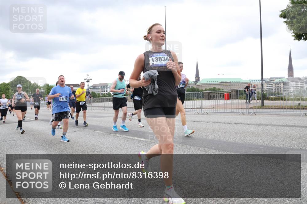 29.06.2025 - hella hamburg halbmarathon Lena Gebhardt http://msf.ph/oto/8316398 29.06.2025 10:56:55 Lombardsbrücke 2993, 14117, 7381, 13834, 8150, 1047, 1207, 2143, 2307, 2370, 2871, 2887, 2932, 2991, 3348, 3387, 3418, 3438, 3470, 3485, 3516, 3517, 3520, 3614, 3675, 3676, 3851, 3953, 3987, 4094, 4118, 4241, 4485, 4568, 4569, 4611, 4773, 4998, 5057, 5237, 5438, 5589, 5639, 5911, 5944, 6053, 6284, 6348, 6349, 6832, 6981, 7307, 7381, 7416, 7417, 7592, 7964, 8039, 8108, 8150, 8197, 8224, 8546, 8606, 8679, 8939, 8943, 9172, 9210, 9298, 9299, 9910, 10555, 10569, 10571 meine-sportfotos.de
