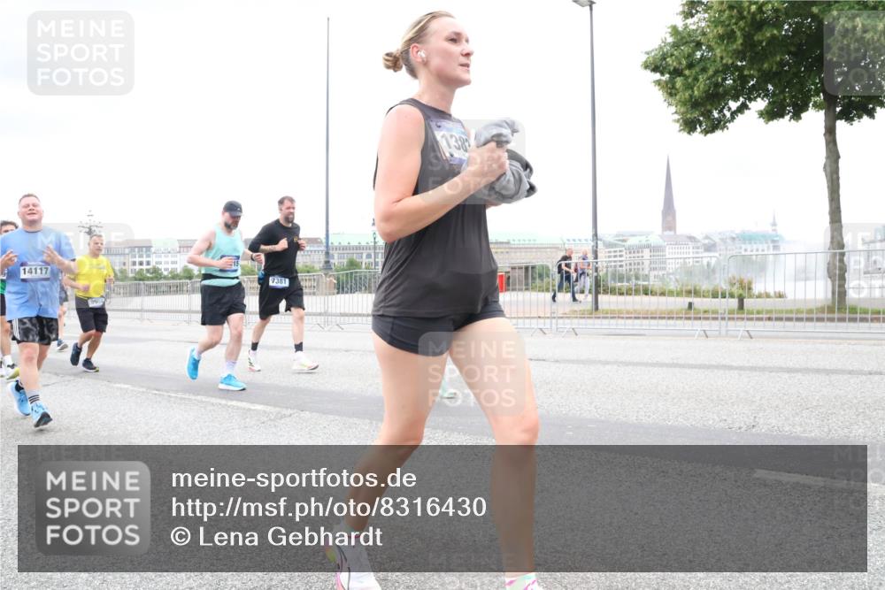 29.06.2025 - hella hamburg halbmarathon Lena Gebhardt http://msf.ph/oto/8316430 29.06.2025 10:56:55 Lombardsbrücke 14117, 19902, 15, 7381, 138, 1047, 1207, 2143, 2307, 2370, 2871, 2887, 2932, 2991, 3348, 3387, 3418, 3438, 3470, 3485, 3516, 3517, 3520, 3614, 3675, 3676, 3851, 3953, 3987, 4094, 4118, 4241, 4485, 4568, 4569, 4611, 4773, 4998, 5057, 5237, 5438, 5589, 5639, 5911, 5944, 6053, 6284, 6348, 6349, 6832, 6981, 7307, 7381, 7416, 7417, 7592, 7964, 8039, 8108, 8150, 8197, 8224, 8546, 8606, 8679, 8939, 8943, 9172, 9210, 9298, 9299, 9910, 10555, 10569, 10571 meine-sportfotos.de