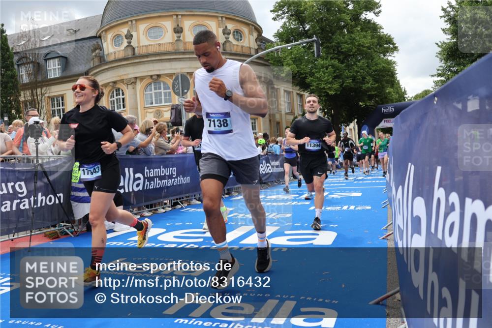 29.06.2025 - hella hamburg halbmarathon Strokosch-Dieckow http://msf.ph/oto/8316432 29.06.2025 10:57:56 Ziel 1200, 2025, 2806, 2883, 3093, 3141, 3575, 4579, 6531, 6892, 7138, 7159, 7189, 8089, 9820, 10036, 11394, 11832, 12378, 12773, 13376, 13465, 14881, 15090, 15349, 15527, 16517, 17543, 18492, 18762 meine-sportfotos.de