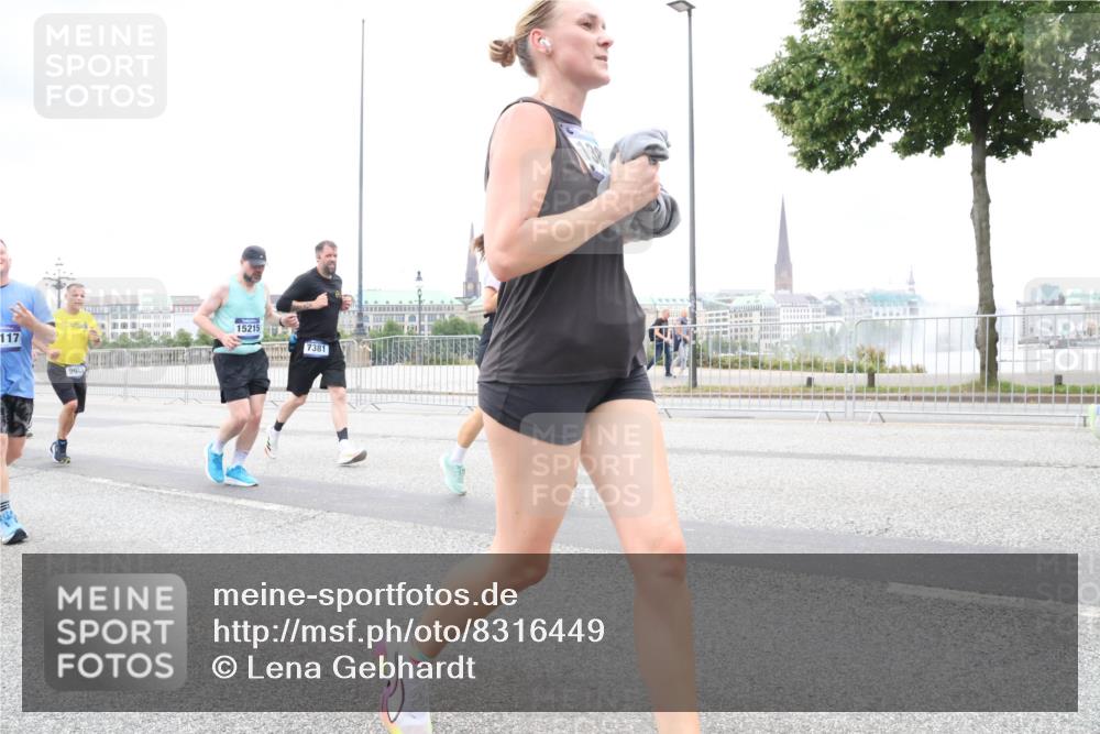 29.06.2025 - hella hamburg halbmarathon Lena Gebhardt http://msf.ph/oto/8316449 29.06.2025 10:56:55 Lombardsbrücke 117, 9902, 15215, 7381, 1047, 1207, 2143, 2307, 2370, 2871, 2887, 2932, 2991, 3348, 3387, 3418, 3438, 3470, 3485, 3516, 3517, 3520, 3614, 3675, 3676, 3851, 3953, 3987, 4094, 4118, 4241, 4485, 4568, 4569, 4611, 4773, 4998, 5057, 5237, 5438, 5589, 5639, 5911, 5944, 6053, 6284, 6348, 6349, 6832, 6981, 7307, 7381, 7416, 7417, 7592, 7964, 8039, 8108, 8150, 8197, 8224, 8546, 8606, 8679, 8939, 8943, 9172, 9210, 9298, 9299, 9910, 10555, 10569, 10571 meine-sportfotos.de