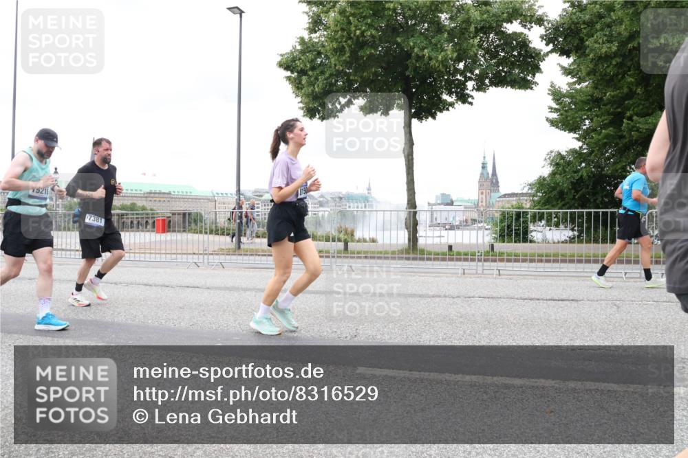 29.06.2025 - hella hamburg halbmarathon Lena Gebhardt http://msf.ph/oto/8316529 29.06.2025 10:56:56 Lombardsbrücke 15215, 7381, 1047, 1207, 2143, 2307, 2370, 2871, 2887, 2932, 2991, 3348, 3387, 3418, 3438, 3470, 3485, 3516, 3517, 3520, 3614, 3675, 3676, 3851, 3953, 4094, 4118, 4241, 4485, 4568, 4569, 4611, 4773, 4998, 5057, 5237, 5438, 5589, 5639, 5911, 5944, 6053, 6284, 6348, 6349, 6832, 6981, 7307, 7381, 7416, 7417, 7592, 7964, 8039, 8108, 8150, 8197, 8224, 8546, 8606, 8679, 8939, 8943, 9172, 9210, 9298, 9299, 9910, 10555, 10569, 10571 meine-sportfotos.de
