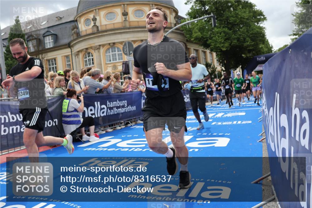 29.06.2025 - hella hamburg halbmarathon Strokosch-Dieckow http://msf.ph/oto/8316537 29.06.2025 10:57:57 Ziel 1200, 1611, 2025, 2806, 2883, 3093, 3141, 3575, 4319, 4579, 6531, 6892, 7138, 7159, 7189, 8089, 9820, 10036, 11394, 11832, 12378, 12773, 13376, 13465, 14881, 15090, 15349, 15527, 17543, 18492, 18762 meine-sportfotos.de