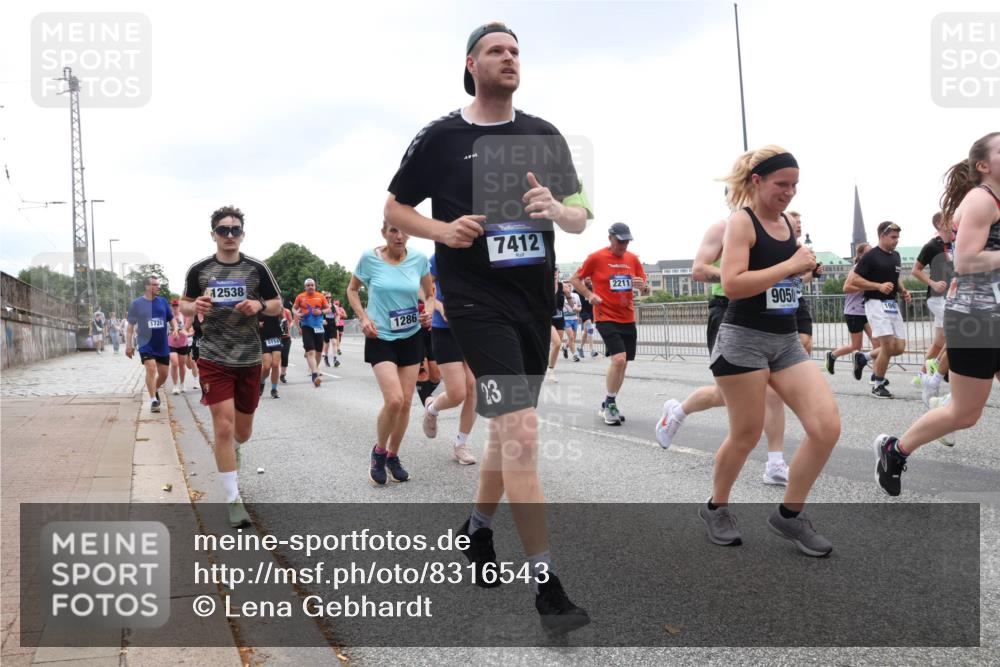 29.06.2025 - hella hamburg halbmarathon Lena Gebhardt http://msf.ph/oto/8316543 29.06.2025 10:47:10 Lombardsbrücke 1720, 12538, 5114, 1286, 23, 7412, 2211, 9050, 1073, 1185, 1286, 1363, 1463, 1523, 1593, 1607, 1704, 1720, 1961, 1999, 2148, 2162, 2211, 2320, 2327, 2537, 2555, 2556, 2665, 2981, 2994, 3277, 3406, 3407, 3823, 4184, 4202, 4239, 4296, 4325, 4342, 4483, 4806, 4895, 4974, 4975, 5111, 5114, 5700, 5796, 5895, 5953, 6255, 6256, 6485, 6496, 6740, 6879, 6995, 7073, 7412, 7430, 7431, 7630, 7631, 7827, 8105, 8131, 8486, 8553, 8684, 8706, 8915, 8953, 8967, 9018 meine-sportfotos.de
