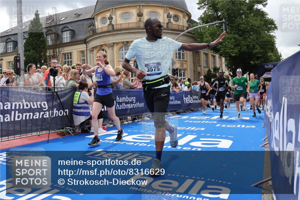 29.06.2025 - hella hamburg halbmarathon Strokosch-Dieckow http://msf.ph/oto/8316629 29.06.2025 10:57:58 Ziel 1200, 1611, 2025, 2883, 3093, 3141, 3575, 4319, 4579, 6531, 6892, 7138, 7159, 7189, 8089, 9820, 10036, 10408, 11394, 11832, 12378, 12773, 13376, 13465, 13666, 14881, 15090, 15349, 15527, 17543, 18762 meine-sportfotos.de