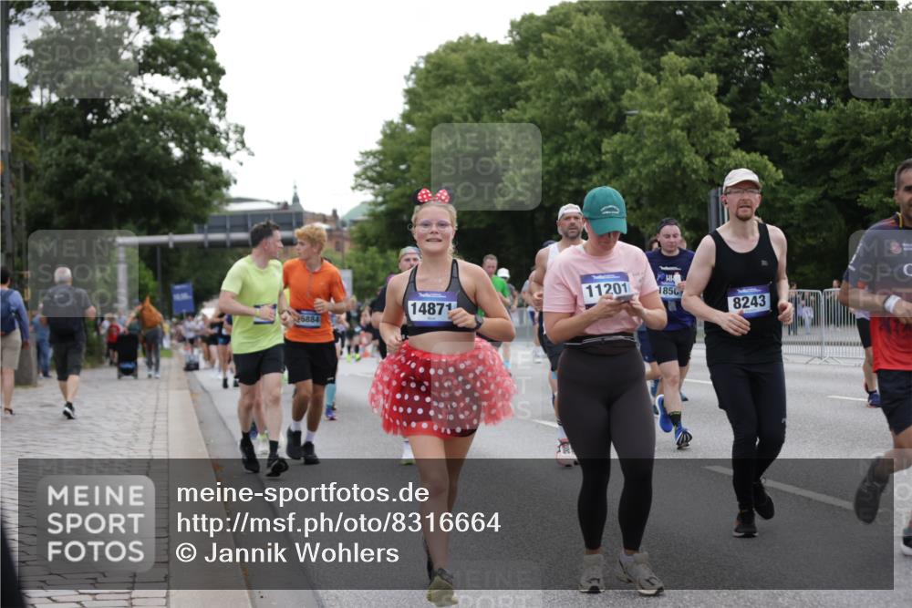 29.06.2025 - hella hamburg halbmarathon Jannik Wohlers http://msf.ph/oto/8316664 29.06.2025 10:38:53 Lombardsbrücke 1760, 1856, 1883, 2092, 2571, 2574, 2843, 2893, 2998, 3275, 3353, 3727, 4523, 4603, 4659, 4855, 4882, 6342, 6343, 6611, 6748, 7341, 7501, 7506, 7524, 7589, 7684, 7815, 8203, 8243, 8457, 9393, 9420, 9446, 10001, 10315, 10512, 10516, 10696, 10849, 10888, 11129, 11201, 11313, 11381, 11382, 11533, 11729, 12090, 12092, 12391, 12410, 12745, 13461, 13519, 14114, 14299, 14871, 14956, 15112, 15262, 15536, 15765, 16382, 16841, 16866, 16869, 16883, 16884, 17313, 17368, 17536 meine-sportfotos.de