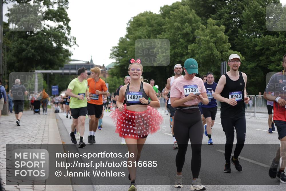 29.06.2025 - hella hamburg halbmarathon Jannik Wohlers http://msf.ph/oto/8316685 29.06.2025 10:38:53 Lombardsbrücke 1760, 1856, 1883, 2092, 2571, 2574, 2843, 2893, 2998, 3275, 3353, 3727, 4523, 4603, 4659, 4855, 4882, 6342, 6343, 6611, 6748, 7341, 7501, 7506, 7524, 7589, 7684, 7815, 8203, 8243, 8457, 9393, 9420, 9446, 10001, 10315, 10512, 10516, 10696, 10849, 10888, 11129, 11201, 11313, 11381, 11382, 11533, 11729, 12090, 12092, 12391, 12410, 12745, 13461, 13519, 14114, 14299, 14871, 14956, 15112, 15262, 15536, 15765, 16382, 16841, 16866, 16869, 16883, 16884, 17313, 17368, 17536 meine-sportfotos.de