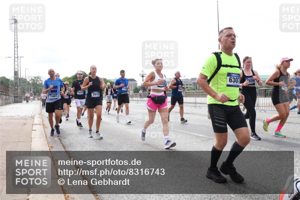 29.06.2025 - hella hamburg halbmarathon Lena Gebhardt http://msf.ph/oto/8316743 29.06.2025 10:22:28 Lombardsbrücke 15661, 820, 10241, 3910, 1091, 6307, 820, 1003, 1187, 1419, 1598, 1963, 2009, 2022, 2063, 2294, 2351, 2479, 2514, 2744, 2886, 3050, 3108, 3172, 3430, 3457, 3458, 3511, 3600, 3601, 3768, 3910, 3946, 4113, 4114, 4131, 4366, 4556, 4559, 4829, 4969, 4970, 5079, 5223, 5343, 5798, 5838, 6030, 6048, 6049, 6303, 6307, 6347, 6820, 6826, 6881, 6899, 6977, 7097, 7188, 7190, 7276, 7529, 7794, 7925, 8355, 8431, 8511, 8855, 8860, 8884, 8931, 8954, 9256 meine-sportfotos.de
