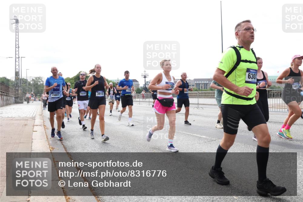 29.06.2025 - hella hamburg halbmarathon Lena Gebhardt http://msf.ph/oto/8316776 29.06.2025 10:22:28 Lombardsbrücke 11046, 15661, 10241, 3910, 13820, 6307, 16511, 1003, 1187, 1419, 1598, 1963, 2009, 2022, 2063, 2294, 2351, 2479, 2514, 2744, 2886, 3050, 3108, 3172, 3430, 3457, 3458, 3511, 3600, 3601, 3768, 3910, 3946, 4113, 4114, 4131, 4366, 4556, 4559, 4829, 4969, 4970, 5079, 5223, 5343, 5798, 5838, 6030, 6048, 6049, 6303, 6307, 6347, 6820, 6826, 6881, 6899, 6977, 7097, 7188, 7190, 7276, 7529, 7794, 7925, 8355, 8431, 8511, 8855, 8860, 8884, 8931, 8954, 9256 meine-sportfotos.de