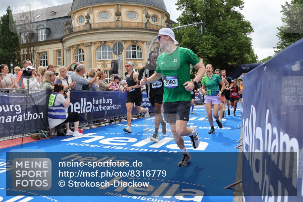 29.06.2025 - hella hamburg halbmarathon Strokosch-Dieckow http://msf.ph/oto/8316779 29.06.2025 10:57:59 Ziel 1200, 1611, 2025, 3093, 3141, 3575, 4319, 4579, 6531, 6892, 7138, 7159, 7189, 8089, 10036, 10408, 11394, 11832, 12378, 12773, 13376, 13465, 13666, 14881, 15090, 15189, 15349, 15527, 17543, 18762 meine-sportfotos.de