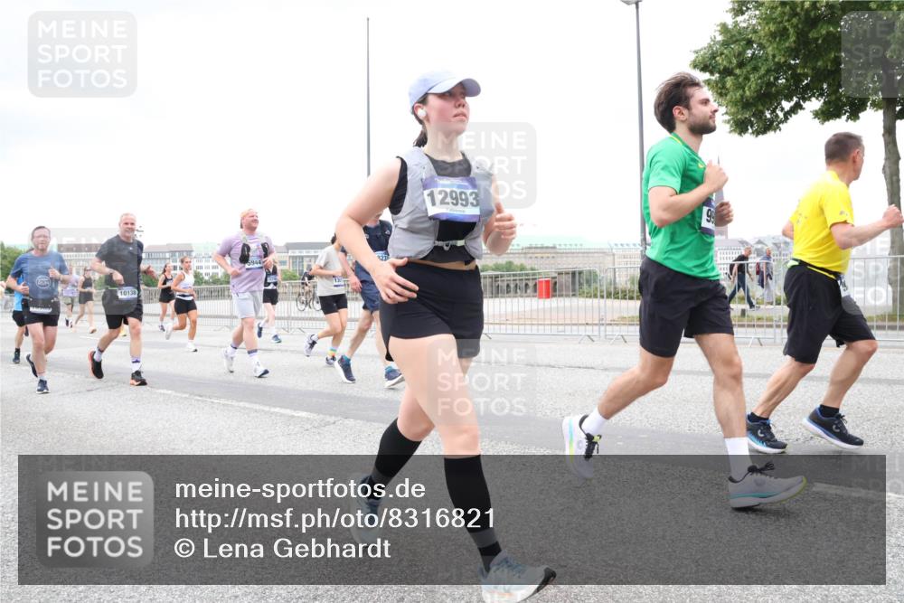 29.06.2025 - hella hamburg halbmarathon Lena Gebhardt http://msf.ph/oto/8316821 29.06.2025 10:56:58 Lombardsbrücke 10138, 12993, 1047, 1207, 2143, 2307, 2370, 2871, 2887, 2932, 2991, 3348, 3387, 3418, 3438, 3470, 3485, 3516, 3517, 3520, 3614, 3675, 3676, 3723, 3851, 4094, 4118, 4241, 4485, 4568, 4569, 4611, 4773, 4998, 5057, 5237, 5438, 5589, 5639, 5911, 5944, 6053, 6284, 6348, 6349, 6832, 6981, 7307, 7381, 7416, 7417, 7592, 7787, 7964, 8039, 8108, 8150, 8197, 8224, 8546, 8606, 8679, 8939, 8943, 9172, 9210, 9298, 9299, 9910, 10555, 10569, 10571 meine-sportfotos.de