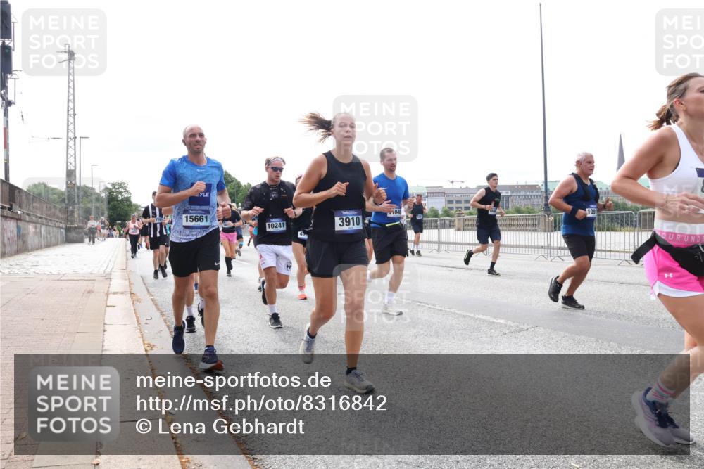29.06.2025 - hella hamburg halbmarathon Lena Gebhardt http://msf.ph/oto/8316842 29.06.2025 10:22:29 Lombardsbrücke 15661, 10241, 4, 3910, 046, 1091, 1003, 1187, 1419, 1598, 1963, 2009, 2022, 2063, 2294, 2351, 2479, 2514, 2744, 2886, 3003, 3050, 3108, 3172, 3430, 3457, 3458, 3511, 3600, 3601, 3768, 3910, 3946, 4113, 4114, 4131, 4366, 4556, 4559, 4829, 4969, 4970, 5079, 5223, 5343, 5798, 5838, 6030, 6048, 6049, 6303, 6307, 6347, 6820, 6826, 6881, 6899, 6977, 7097, 7188, 7190, 7276, 7529, 7794, 7925, 8355, 8431, 8511, 8855, 8860, 8884, 8931, 8954, 9256, 10826, 14801 meine-sportfotos.de