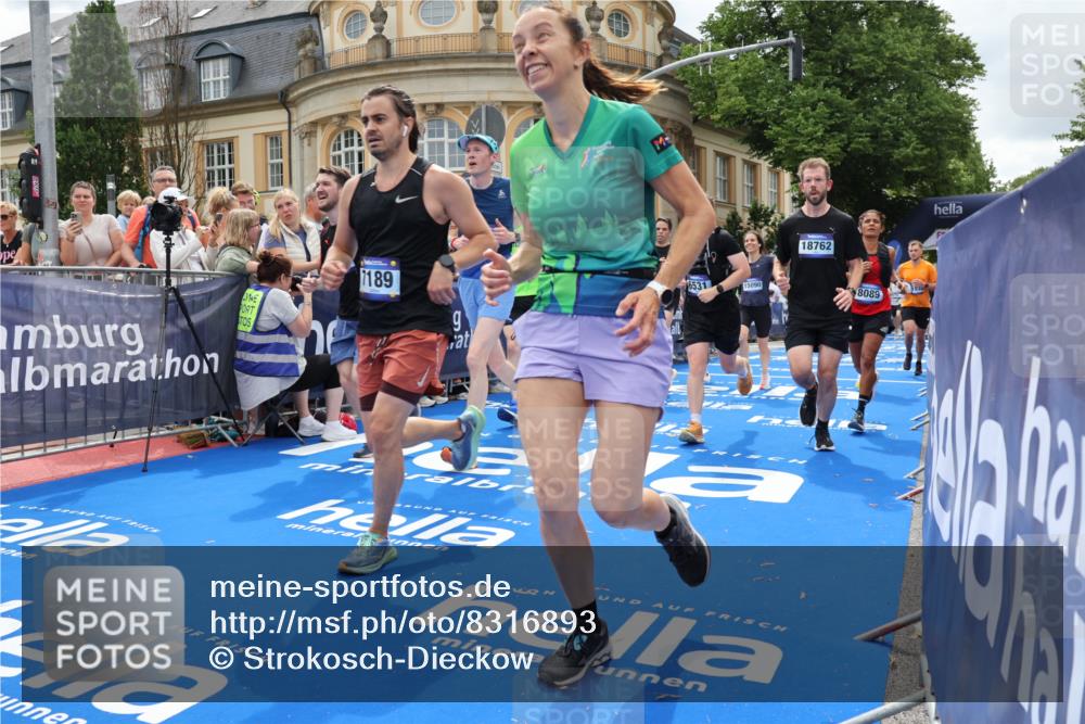 29.06.2025 - hella hamburg halbmarathon Strokosch-Dieckow http://msf.ph/oto/8316893 29.06.2025 10:58:01 Ziel 1200, 1563, 1611, 2025, 3093, 3141, 3575, 4319, 4579, 6531, 6892, 7159, 7189, 8089, 10036, 10408, 11394, 11832, 12378, 12773, 13465, 13666, 14881, 15090, 15189, 15349, 15527, 18762 meine-sportfotos.de