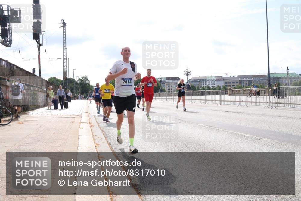 29.06.2025 - hella hamburg halbmarathon Lena Gebhardt http://msf.ph/oto/8317010 29.06.2025 10:12:37 Lombardsbrücke 14540, 7014, 8971, 1249, 1062, 1249, 1610, 1785, 1850, 1851, 1939, 2531, 2661, 2891, 2963, 2964, 3182, 3248, 3262, 3746, 4453, 4499, 4554, 5150, 5166, 5176, 5597, 5598, 6207, 6822, 6871, 6966, 7014, 7474, 7907, 8917, 8971, 9253, 9254, 9405, 9705, 10067, 10581, 10685, 11025, 11509, 12456, 13566, 13816, 14060, 14313, 14540, 14863, 14868, 14869, 15012, 15369, 16379, 16473, 16826, 16911, 17061, 17994, 18178, 18429, 18493, 18530 meine-sportfotos.de