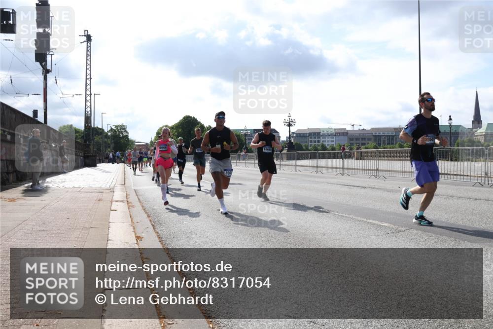 29.06.2025 - hella hamburg halbmarathon Lena Gebhardt http://msf.ph/oto/8317054 29.06.2025 09:47:43 Lombardsbrücke 0968, 2296, 890, 18689, 6687, 1002, 1164, 1217, 1407, 1562, 1910, 1959, 2121, 2196, 2228, 2296, 2404, 2774, 2851, 3783, 4246, 4602, 4740, 5092, 5923, 5961, 6473, 6915, 7972, 8084, 8366, 8395, 8901, 9171, 9178, 9508, 9944, 10384, 10968, 11019, 11559, 11745, 11806, 12137, 12462, 12704, 12751, 12865, 13029, 13419, 13514, 13798, 13972, 14459, 14601, 14934, 14952, 15261, 15965, 16123, 16964, 17154, 18419 meine-sportfotos.de