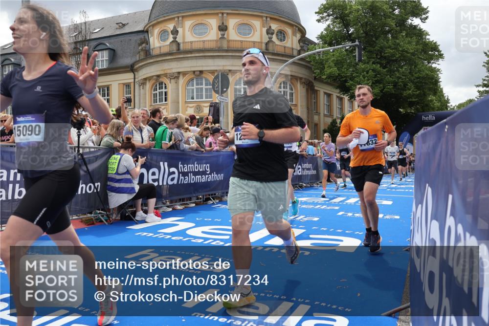 29.06.2025 - hella hamburg halbmarathon Strokosch-Dieckow http://msf.ph/oto/8317234 29.06.2025 10:58:03 Ziel 1200, 1563, 1611, 2025, 2907, 3093, 3141, 4319, 4426, 4579, 6531, 6892, 7189, 8089, 8290, 10036, 10408, 11832, 12378, 12773, 13465, 13666, 15090, 15125, 15189, 15527, 18762 meine-sportfotos.de