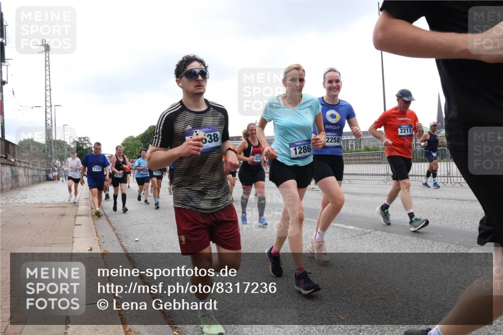 29.06.2025 - hella hamburg halbmarathon Lena Gebhardt http://msf.ph/oto/8317236 29.06.2025 10:47:11 Lombardsbrücke 1720, 18403, 5114, 5111, 38, 073, 1286, 2258, 2211, 1073, 1185, 1286, 1363, 1463, 1523, 1593, 1607, 1704, 1720, 1961, 1999, 2148, 2162, 2211, 2320, 2327, 2407, 2537, 2555, 2556, 2665, 2981, 2994, 3277, 3406, 3407, 3823, 4184, 4239, 4325, 4342, 4483, 4806, 4895, 4974, 4975, 5111, 5114, 5700, 5796, 5895, 5953, 6255, 6256, 6485, 6496, 6740, 6879, 6995, 7073, 7403, 7412, 7430, 7431, 7630, 7631, 7827, 8105, 8131, 8486, 8553, 8684, 8706, 8915, 8953, 8967, 9018 meine-sportfotos.de