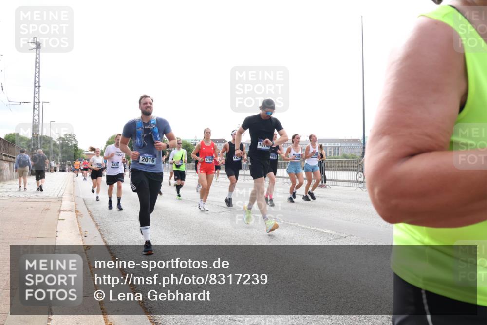 29.06.2025 - hella hamburg halbmarathon Lena Gebhardt http://msf.ph/oto/8317239 29.06.2025 10:37:28 Lombardsbrücke 1337, 2016, 1796, 1428, 10750, 1022, 1276, 1337, 1475, 1488, 1490, 1597, 1819, 2016, 2031, 2072, 2104, 2199, 2272, 2480, 2486, 2640, 2853, 3127, 3230, 3633, 3714, 4097, 4347, 4733, 5146, 5171, 5186, 5224, 5522, 5538, 5560, 5640, 5786, 5790, 5875, 5940, 6172, 6243, 6584, 6804, 6821, 6955, 7085, 7124, 7202, 7235, 7350, 7544, 7707, 7777, 7823, 8007, 8257, 8258, 8315, 8811, 8843, 9054, 9055, 9524, 9895, 10506, 12123, 12254, 12472, 12824, 16680, 17798 meine-sportfotos.de