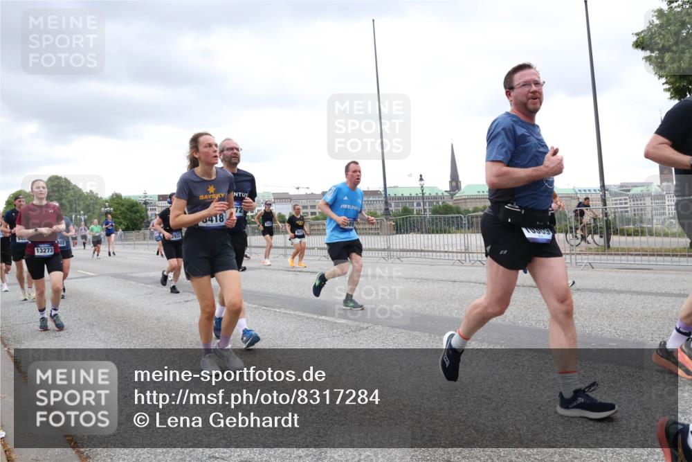 29.06.2025 - hella hamburg halbmarathon Lena Gebhardt http://msf.ph/oto/8317284 29.06.2025 10:57:00 Lombardsbrücke 940, 13273, 302, 418, 9317, 89, 1207, 2143, 2307, 2370, 2871, 2887, 2932, 2991, 3195, 3348, 3387, 3418, 3438, 3470, 3485, 3516, 3517, 3520, 3614, 3723, 3851, 4086, 4094, 4106, 4118, 4241, 4485, 4568, 4569, 4611, 4773, 4998, 5057, 5316, 5438, 5589, 5639, 5911, 5944, 6053, 6284, 6348, 6349, 6832, 6981, 7381, 7416, 7417, 7592, 7787, 7964, 8039, 8108, 8150, 8197, 8224, 8546, 8606, 8679, 8851, 8939, 8943, 9110, 9172, 9210, 9298, 9299, 9910, 10555, 10569, 10571 meine-sportfotos.de