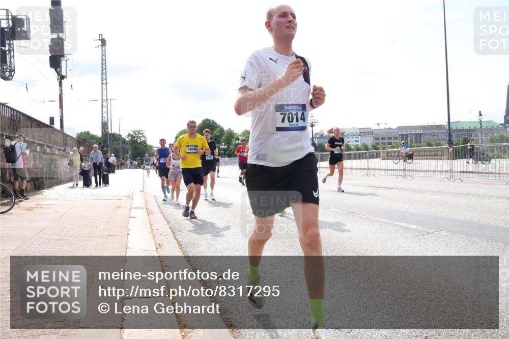29.06.2025 - hella hamburg halbmarathon Lena Gebhardt http://msf.ph/oto/8317295 29.06.2025 10:12:38 Lombardsbrücke 98, 14540, 5597, 7014, 1020, 1051, 1249, 1610, 1785, 1850, 1851, 1939, 2531, 2661, 2891, 2963, 2964, 3182, 3248, 3262, 3746, 4453, 4499, 4554, 5150, 5166, 5176, 5597, 5598, 6207, 6822, 6871, 6966, 7014, 7474, 7907, 8917, 8971, 9253, 9254, 9405, 9705, 10067, 10581, 10685, 11025, 11509, 11720, 12456, 13566, 13816, 14313, 14540, 14863, 14868, 14869, 15012, 15369, 16323, 16379, 16473, 16826, 16911, 17061, 17994, 18178, 18429, 18493, 18530 meine-sportfotos.de